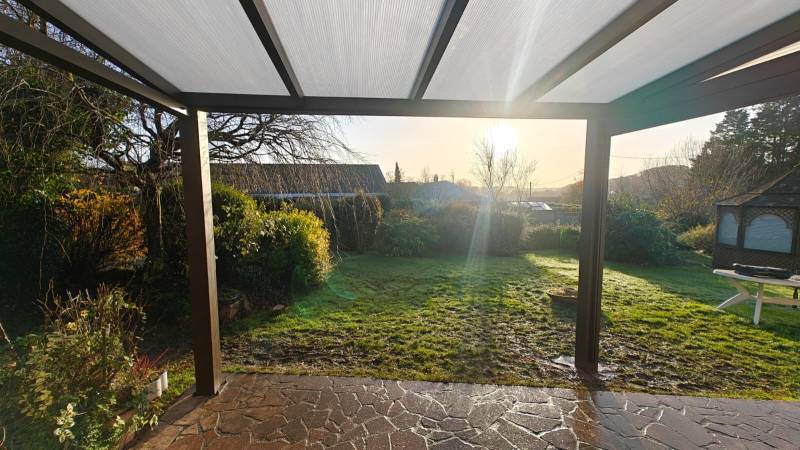Délimiter sa terrasse avec un pergola pour créer un petit cocoon 