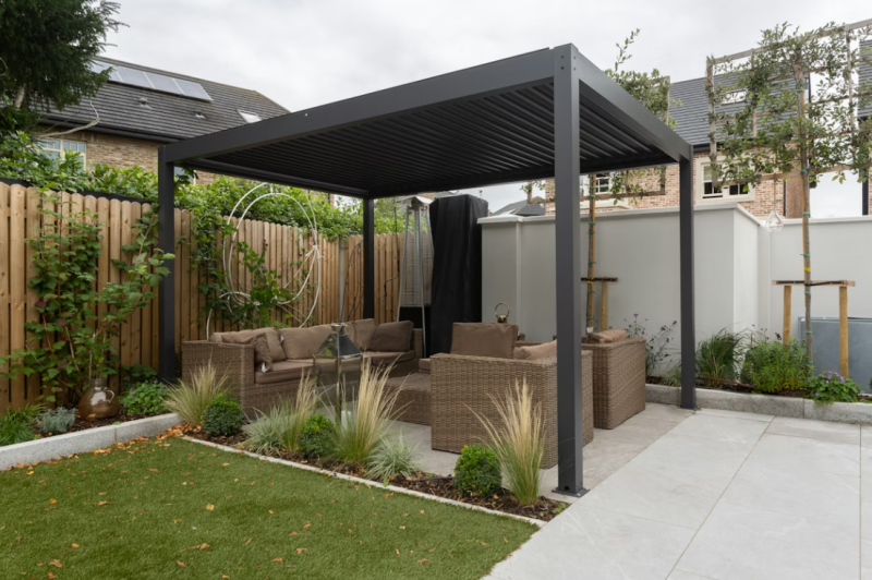 Pergola bioclimatique design pour une terrasse élégante et protégée
