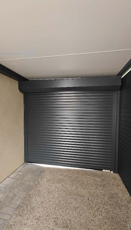 Protégez votre carport avec un volet roulant aluminium motorisé