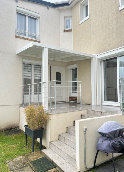 Pergola adossée blanche RAL 9010 – Une protection élégante pour votre entrée sur Epouville