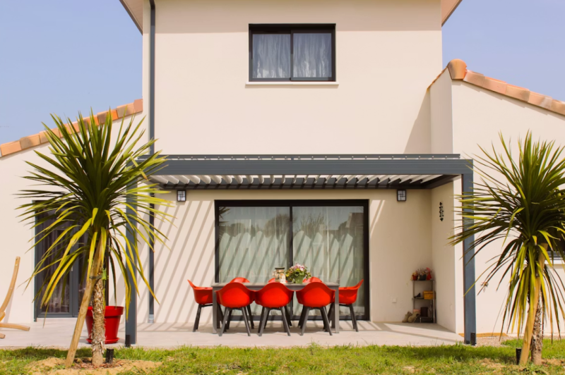 Pergola bioclimatique adossée : un espace repas extérieur élégant près de Montivilliers